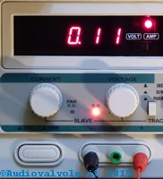 Circuito per lo spegnimento automatico con batteria scarica. Comportamento alla corrente nominale di funzionamento