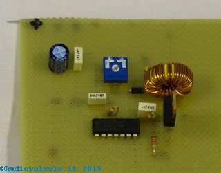 Insegna luminosa a led: circuito millefori del convertitore boost. Primo piano dei componenti.