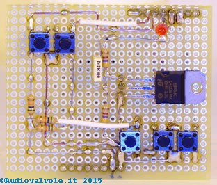 Vista di Arduino uno con lo Shield Strobo visto da sopra.
