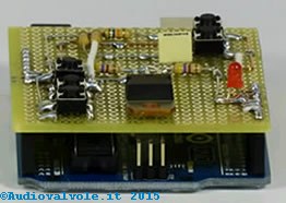 Vista di Arduino uno con lo Shield Strobo visto dal fianco.