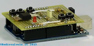 Vista di Arduino uno con lo Shield Strobo visto dal fianco.