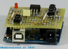 Vista di Arduino uno con lo Shield Strobo visto dal fianco.