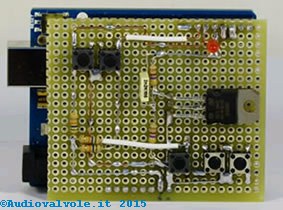 Vista di Arduino uno con lo Shield Strobo visto dal fianco.